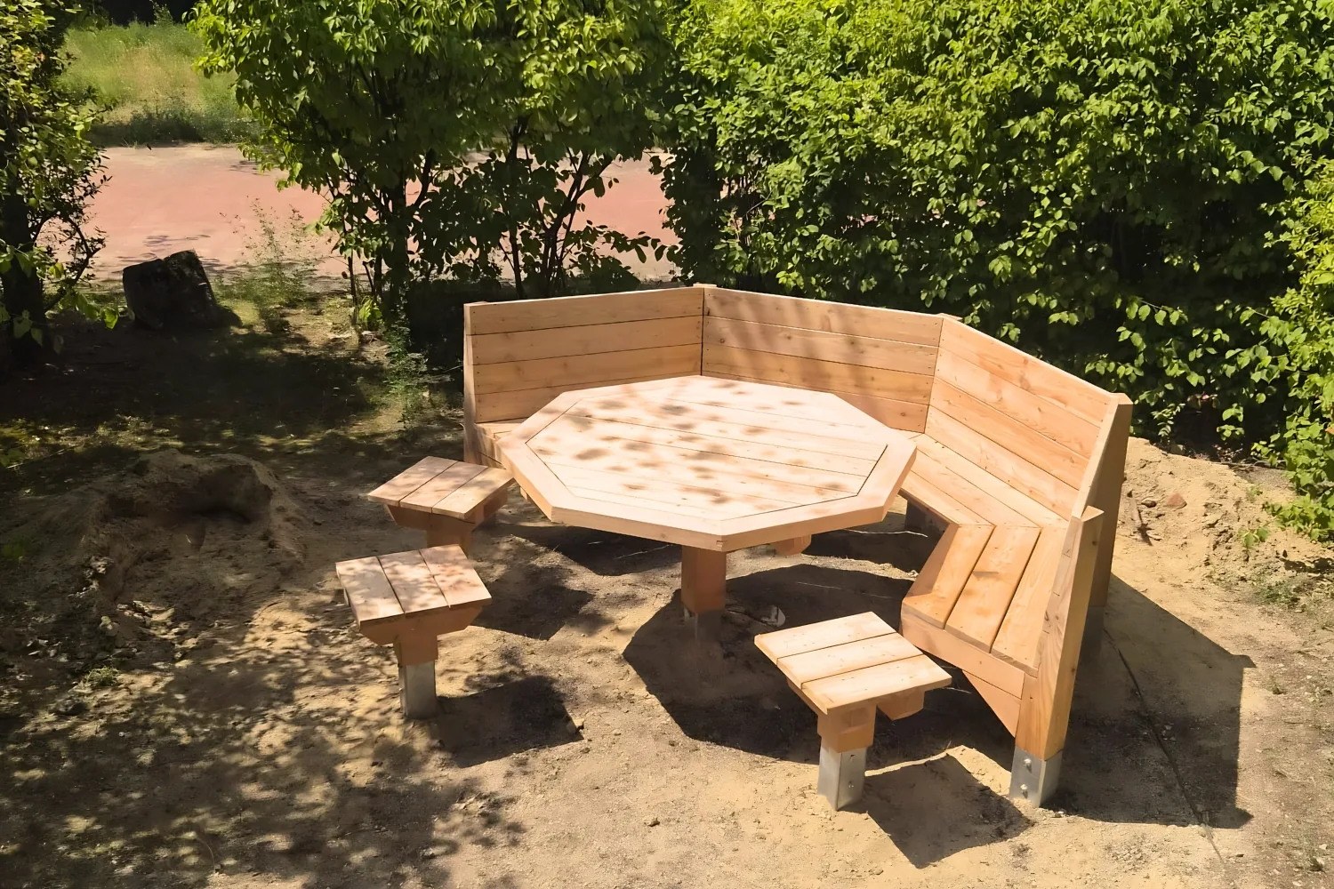 Bank und Tisch für das OSZ Lotis