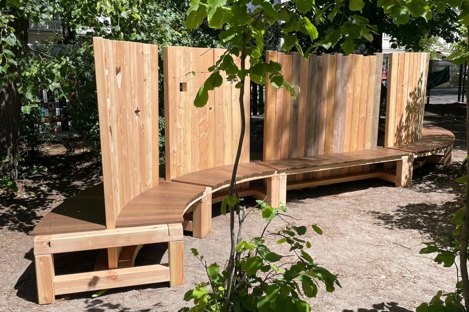 S-förmige Bank an der Maria-Montessori-Grundschule
