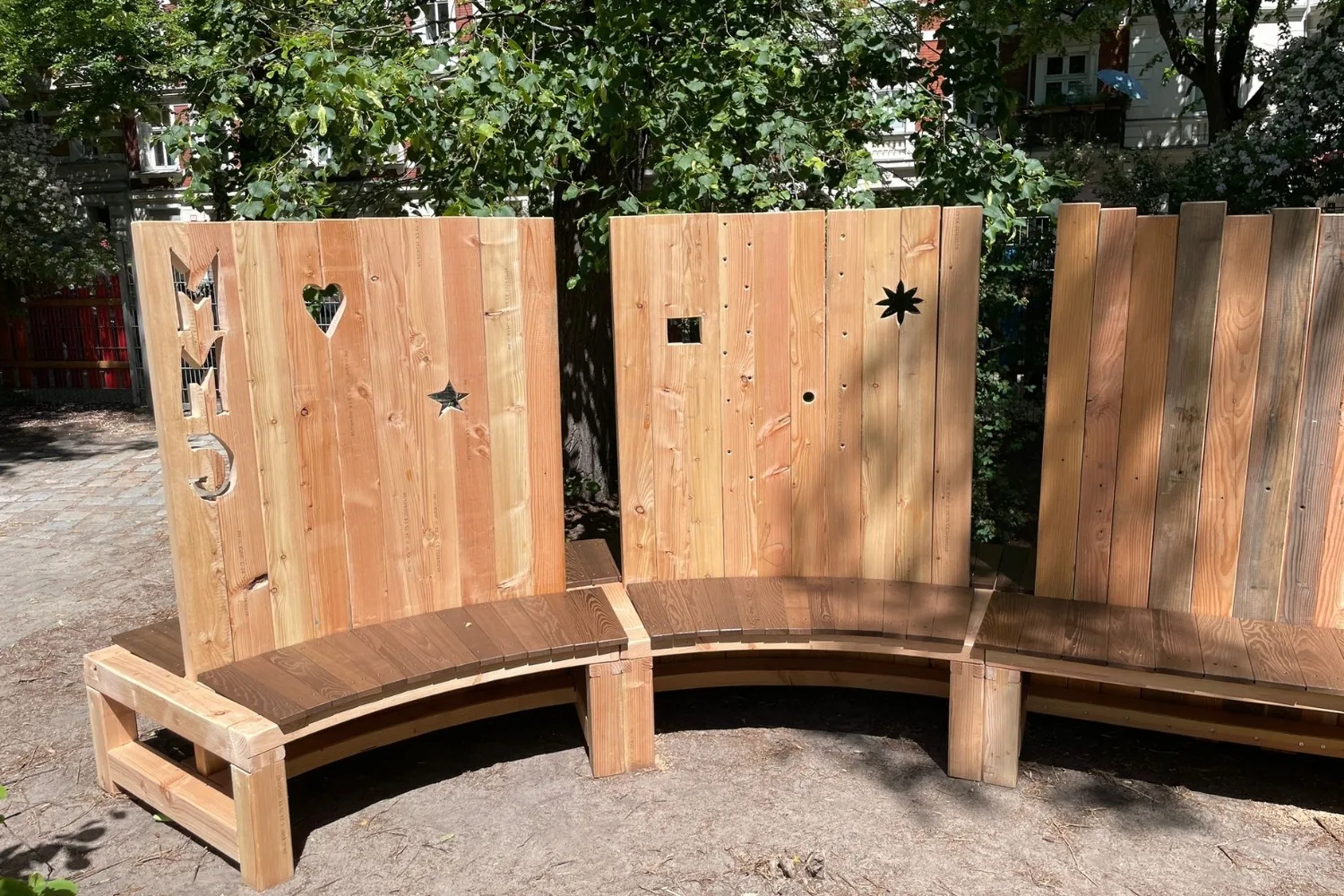 S-förmige Bank an der Maria-Montessori-Grundschule
