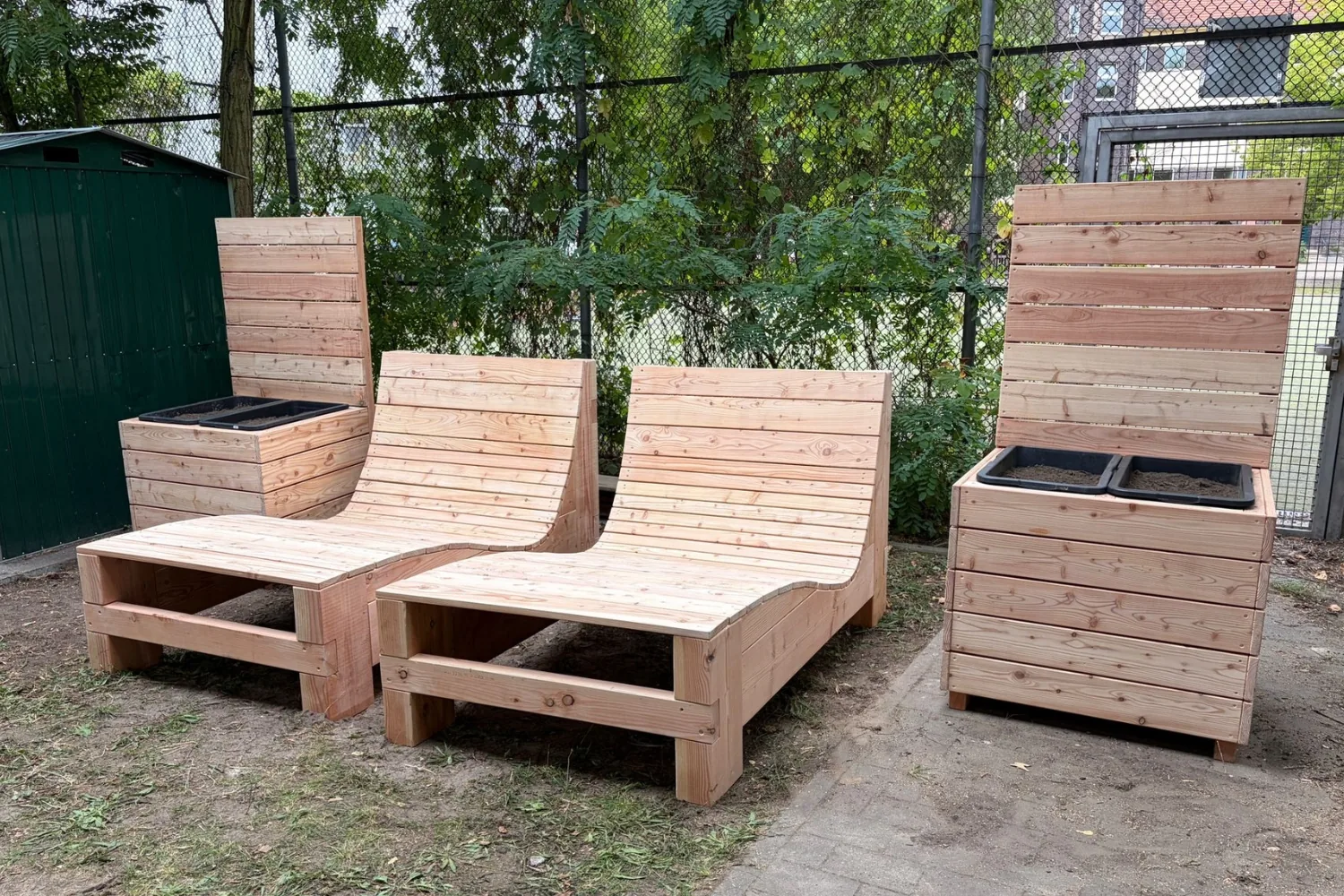 Wellenliege und Pflanzkübel für die Schule am Grüngürtel