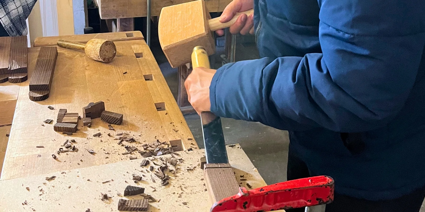 Arbeit mit Holz und Werkzeug in der Werkstatt