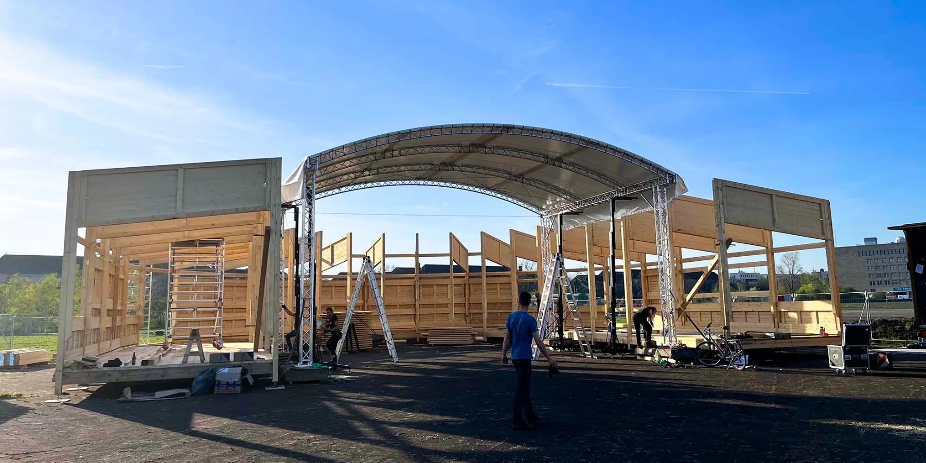 Holzkonstruktion des Luftschlosses auf dem Tempelhofer Feld